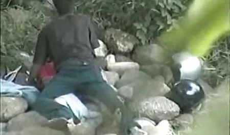 Langharige vriendin sex film kijken die neukt met een grote dildo.
