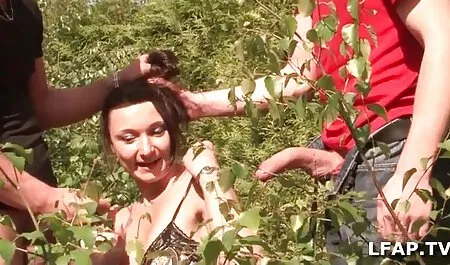 Davalka bereidde een vriendin voor youtube seksfilms op een anale dildo.