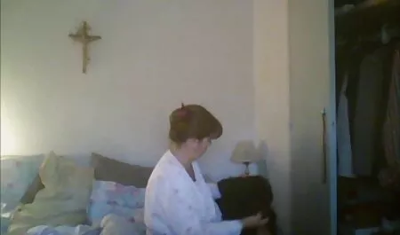 Hij lag op z 'n rug en zoog z' n vriendin. seksfilm lesbisch