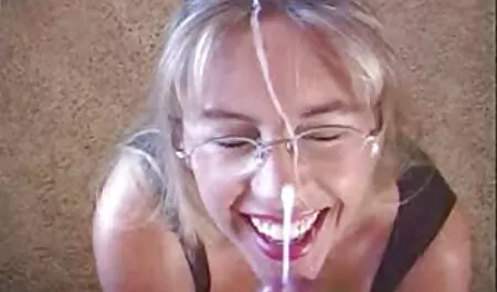 Amy Skye sex filmpjes gratis kijken werd wakker en neukte in haar huis.