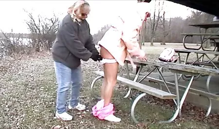 Jonge en volwassen lesbiennes met grote tieten die spannende sex film de tafel likken