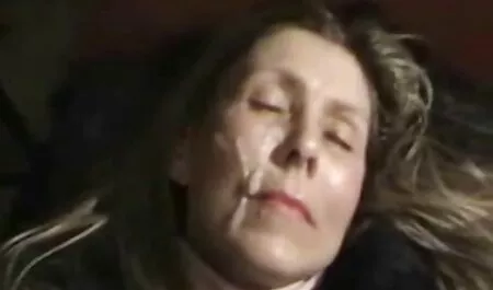 Bluevaska hij scheurde en sneed de harde sex filmpjes zaden in zijn maag.