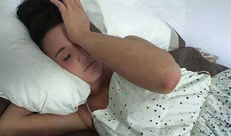 Met een kus en een sex kijken gratis teef die in de achterbak lag te neuken vanaf de laptop.