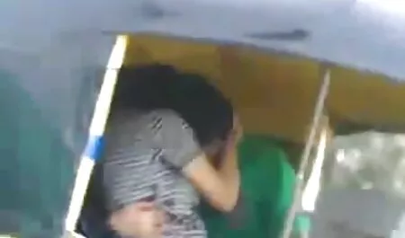 De vrouw leert een jongeman dat hij zelf les seksfilm trio moet geven.