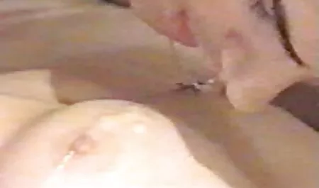 Een romantische blondine hete sex filmpjes heeft een teef van de straat gehaald.