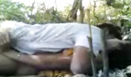 Oma is blij om een zachte blik te hebben in verschillende pubs amateur seksfilmpjes