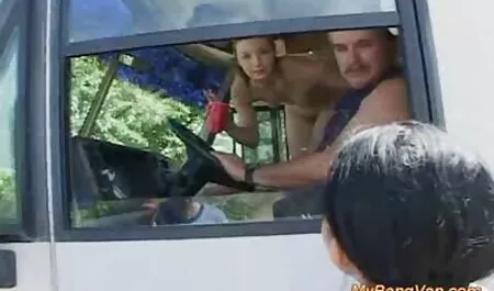 Het meisje met een gratis tiener sex films bril zoog op haar knieën
