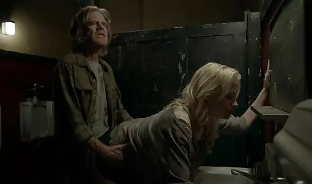 De bewaker haalde de tante uit de badkamer en had gratis lange seksfilms een plek in de gang.