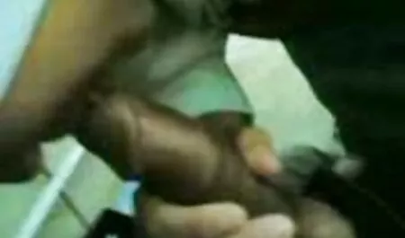 Een mollige vrouw wast haar lichaam met een handdoek in de douche. seksfilm 123