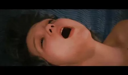 Blond gratisseksfilms met kanker getatoeëerd op de kont