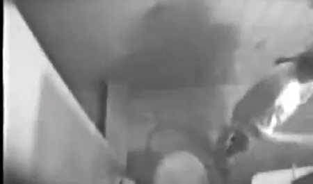 Het meisje in kousen pist op het toilet en wast nederlandstalige sex films zijn lul.