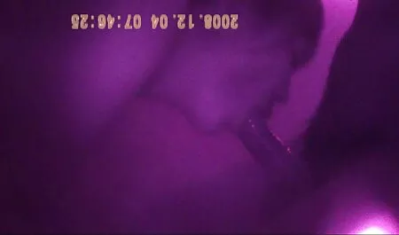 Een Rus met twee meisjes op de bank heeft een nederlanse sex films tong.