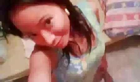 Afgetrokken oude vrouwen sex films met gebroken vinger