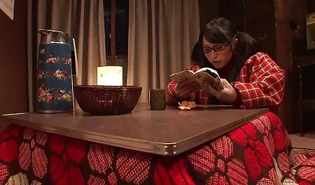 Brunette in een cirkel leuke sex filmpjes op een blinde