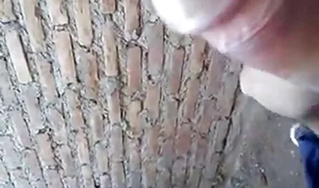 Ze neukt korte sex filmpjes zichzelf in de kont met een dildo lid.