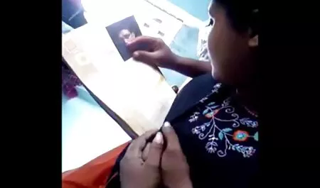 Butch met een tatoeage op zijn rug geeft twee erotische sex films mannen.