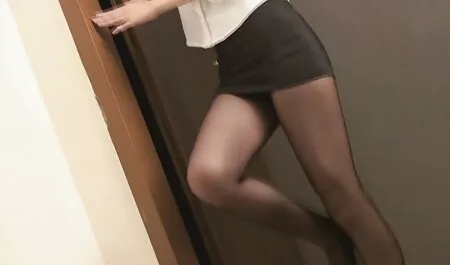 Hot hap is in de badkamer gratis sexfilmpjes online en streelt haar lichaam.