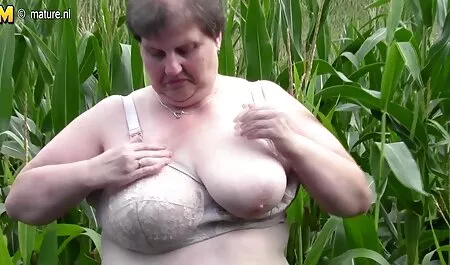 De blonde free seksfilms zuigt pikken en masturbeert.
