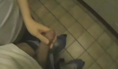 De man die de taart in zijn kont gratis sex films bekijken draaide.