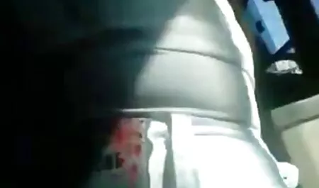 Hij neukt een mooie brunette sex filmpjes lesbisch en een blondine.