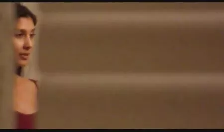 De man draagt een gratis amateur sex filmpjes anale blouse met banaan.