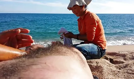 Meisje lacht na hollandse seks films het zien van anaal doet haar hele gezicht