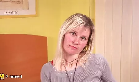 De jonge gedwongen sex films minister werd onderdanig en onderdanig op de bank.