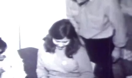 De trio sexfilmpjes eigenaar ontmoette een roodharig meisje in kousen.