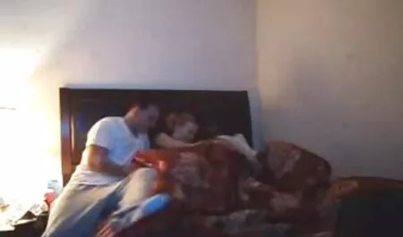 De man die dronken erotische seksfilms was, was bezig met die lekkere kont.