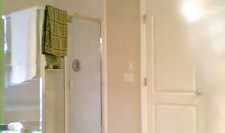 De vrouw werd stiekem gefotografeerd terwijl haar man haar sex filmpjes beffen bedroog op het balkon.