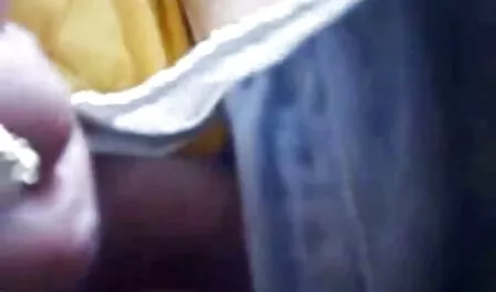 De leraar stopt de sex films oma huid goed in het kantoor.