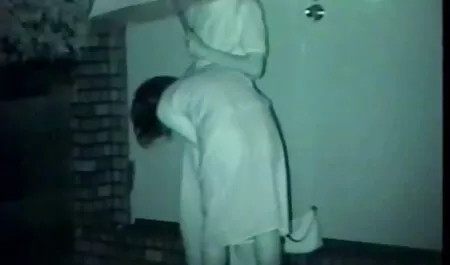 Na de thee werd een volwassen 123gratis sexfilmpjes vrouw gelokt om beide gaten te masturberen met haar vingers.