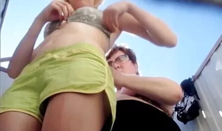 Een meisje met siliconen tieten op weebcam heeft een sex film vrouw vreemde.