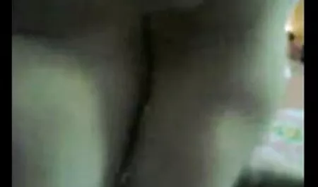 Lesbiennes sex films tieners knuffelen elkaar in sauna kick