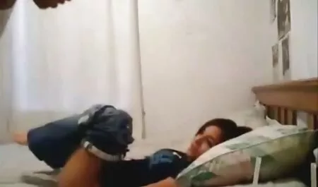 De student gaf de sex filmpjes gratis kijken leraar in het kantoor