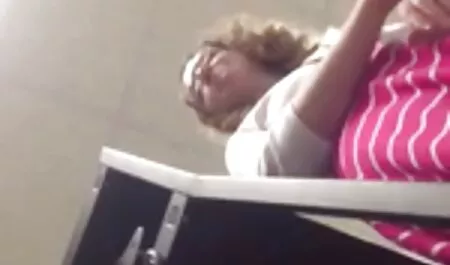 De gratis sex film koe kon een mooie blonde benen niet weerstaan.