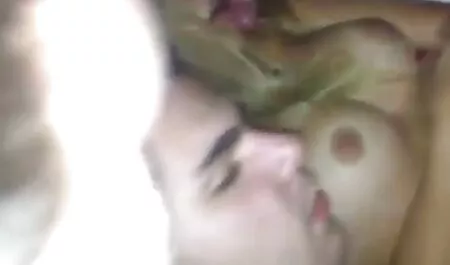Luidruchtige brunette kreunt van youtube sexfilmpjes een gezonde lul