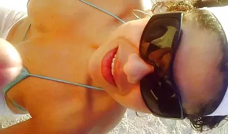Marina sex voor geld porno is blij met twee lesbiennes met kussen als Benen.