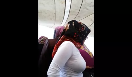 Babe toont harde pornofilmpjes striptase met vaginale ballen