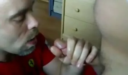 De jonge manager verleiden om in het kantoor sex filmpjes tieners te kijken.