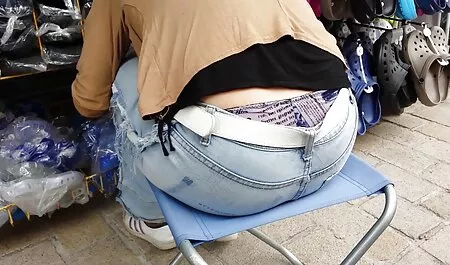 Jonge trio seks films vriendin kijkt graag naar seks.