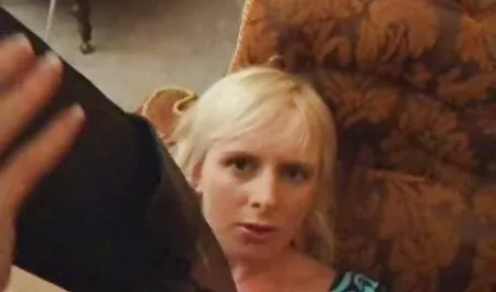 Een meid pakte vlaamse sex films de dildo op en leerde het lid te neuken.