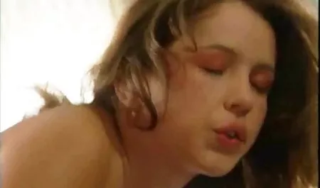 Body wash en piercing in Verborgen camera in seks film gratis de badkamer
