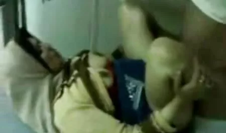 De man scheurde de koe in homo seksfilms een val en huilde.