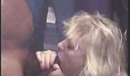 Een blonde moeder gaf zichzelf aan twee jongens in lange seks films bed.