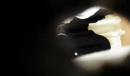 Naakt onder de douche en liet dikke vrouwen sex film al haar charme zien.