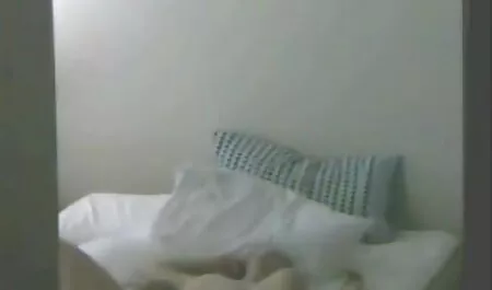 Ze vestigde zich weer en bracht het meisje met kanker naar de tafel. extreme seksfilms