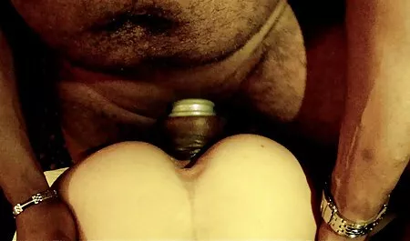 Lenka laat haar tieten zien in een doorzichtig shirt. tiener sex films
