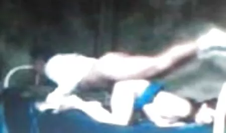 De tepels van de knie in het masker seks films gratis kijken van de penis worden gezogen.