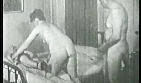 De blonde werd gedwongen keiharde sex films om een lul te zuigen.